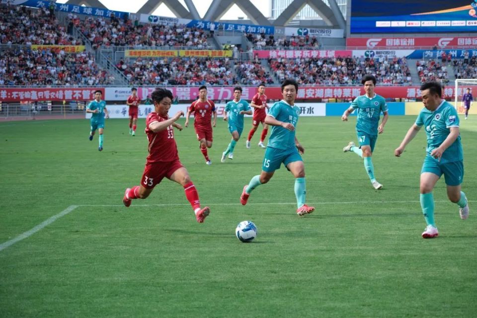 赛事常胜不败战果卓著球迷欢呼连连，掌声雷动