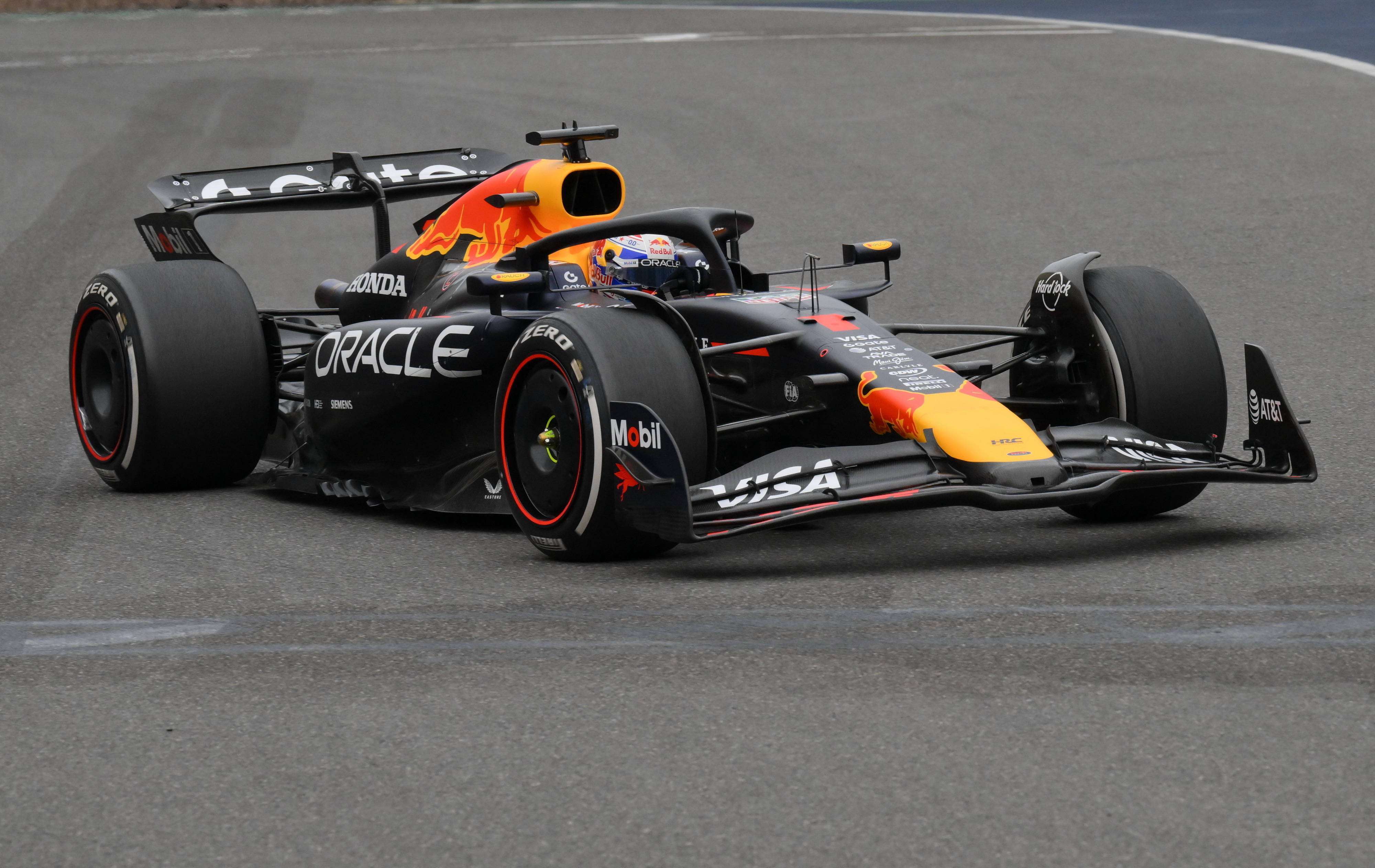 梅赛德斯鏖战阿斯顿马丁，皮亚斯特里带队取胜