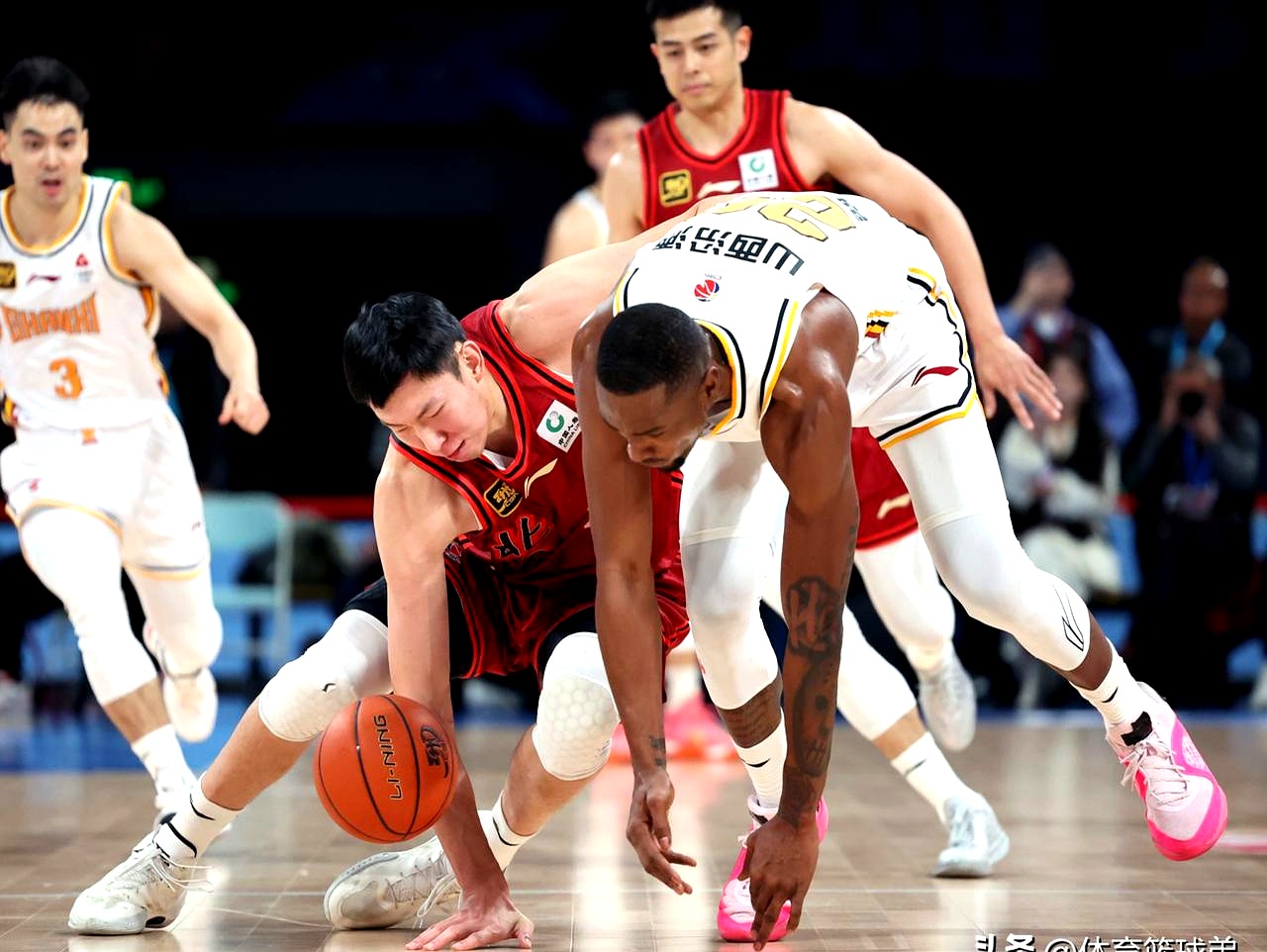 广州队横扫湖人,周琦扛起全队 广州队横扫湖人,周琦扛起全队