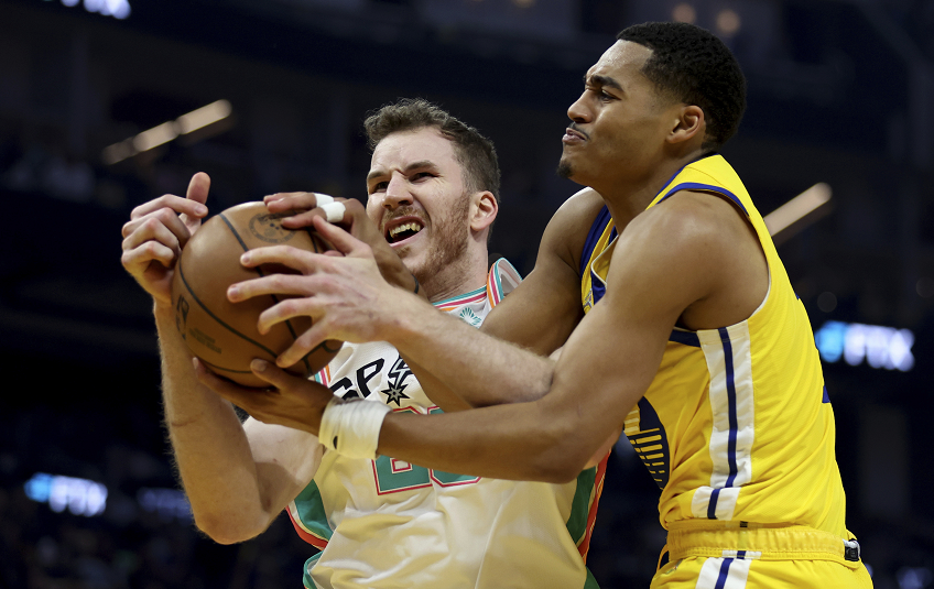 马刺绝杀骑士，范弗利特带队取胜