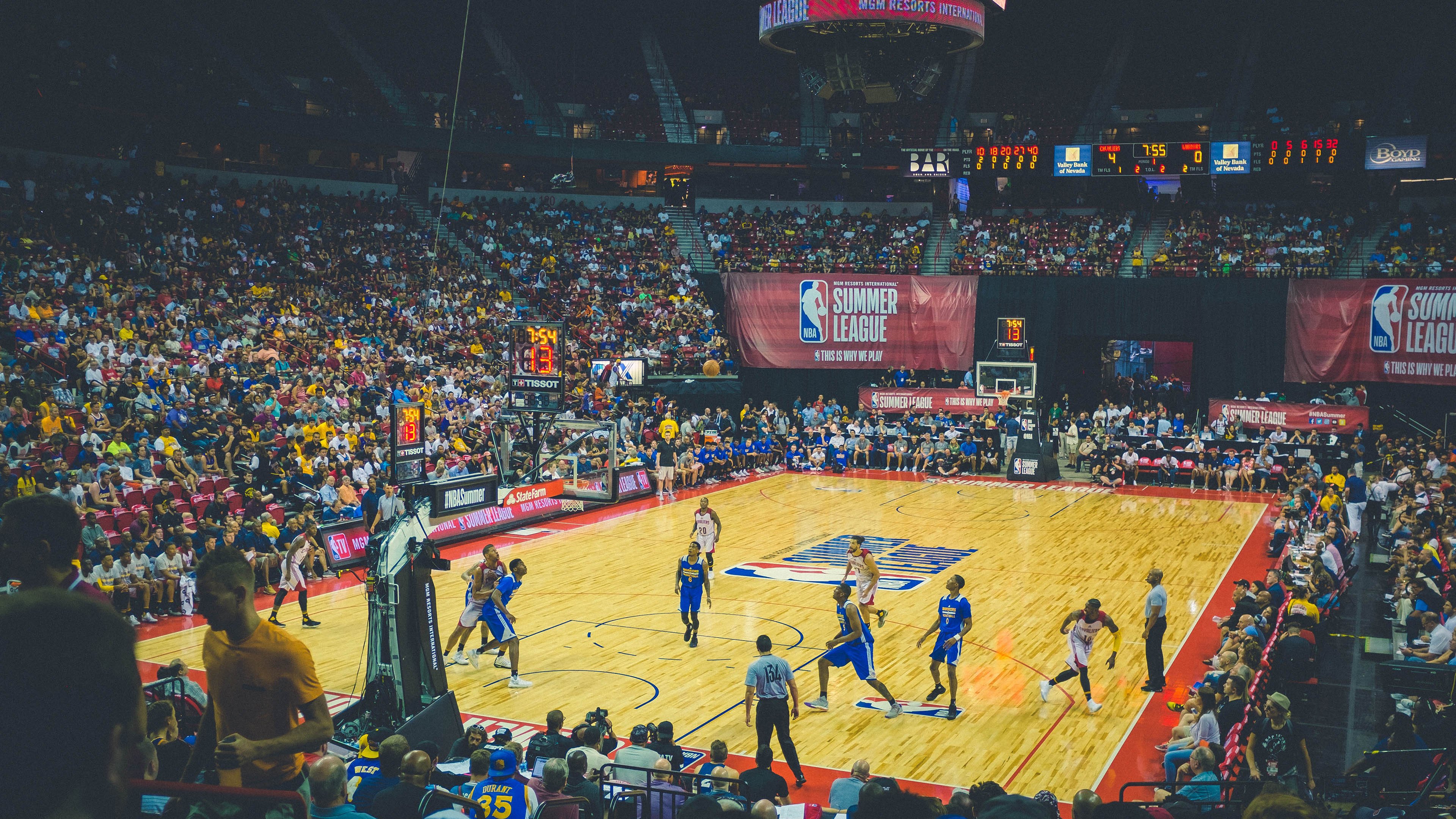 开云体育入口-爆冷之夜，巨人的觉醒，冠军的降临